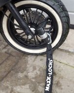 praktijkafbeelding Maxx-Locks ART 4 kettingslot Vespa Sprint, AGM VX, BTC Riva, Iva Lux, Vespelini  (1)